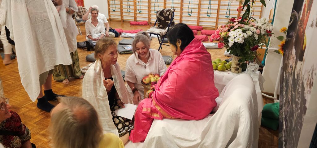 KarunamayiAmma OmsrodekHathaJogi Iwona